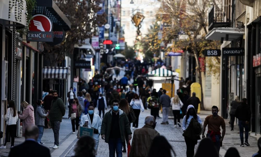 Παραμονή Πρωτοχρονιάς: Το ωράριο των καταστημάτων και οι κωδικοί μετακίνησης